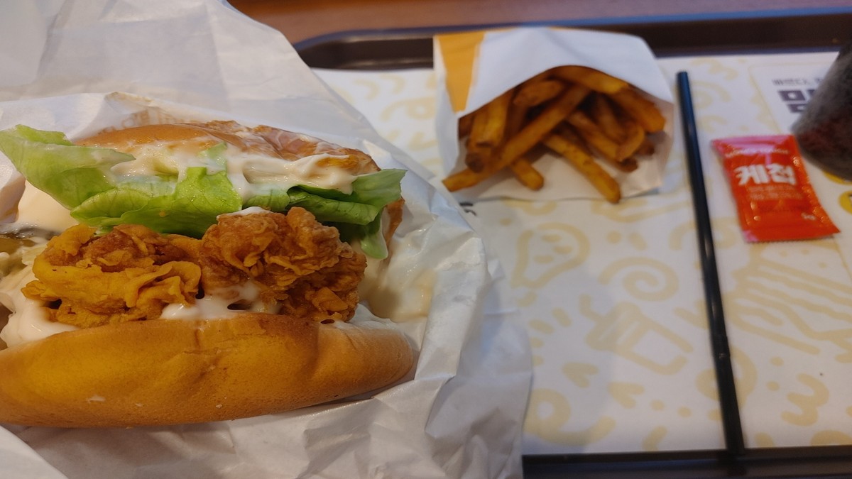 Cheap Korean fast food chicken burger set near Gyeongbokgung Palace in Jongno Seoul