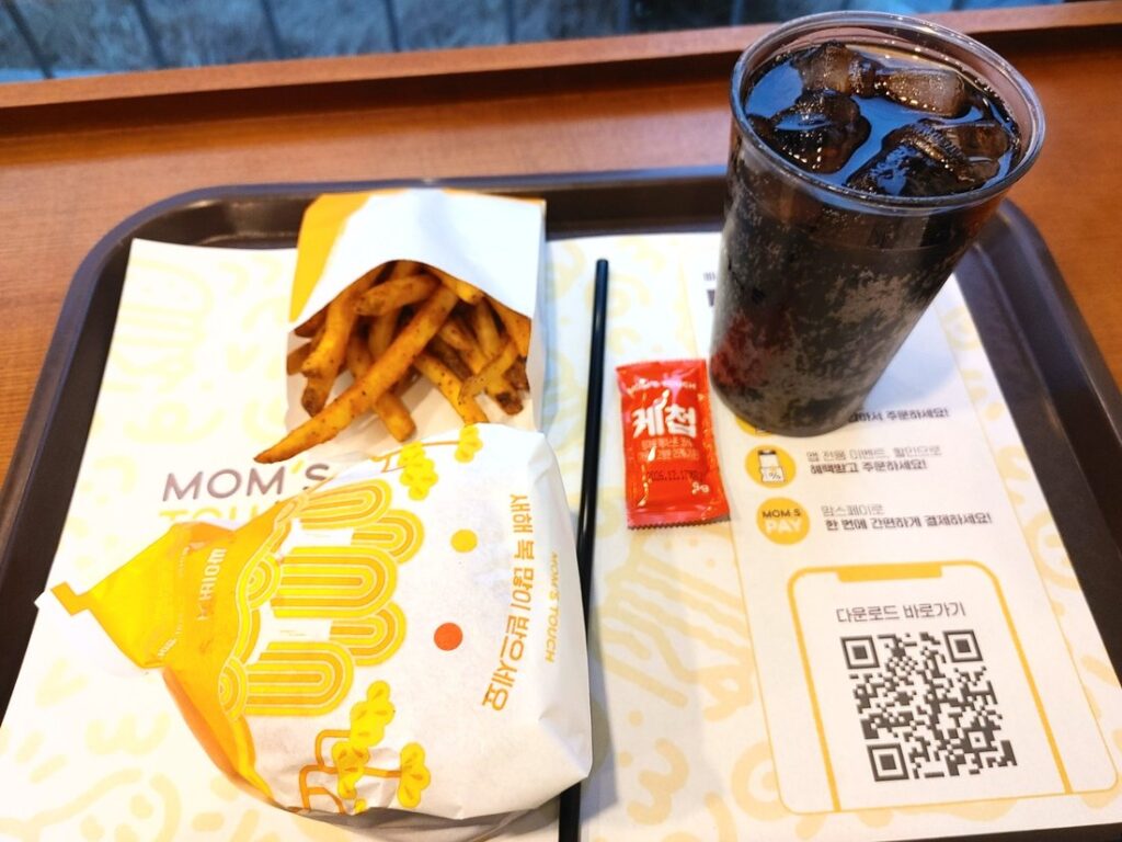 Mom’s Touch thigh burger set meal in Seoul Korea

