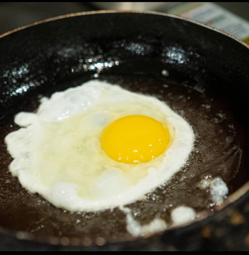 fried egg cooking for bibimbap at jeonju bapcha korean buffet in jongno