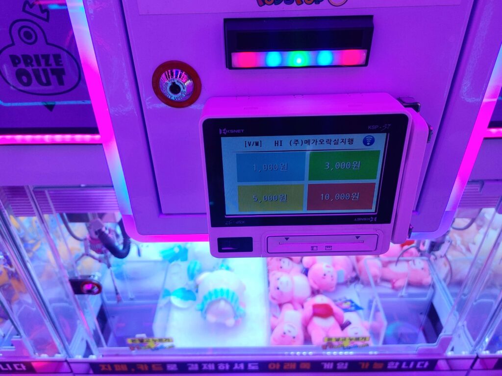 Claw machine payment kiosk with card and cash system in Korea