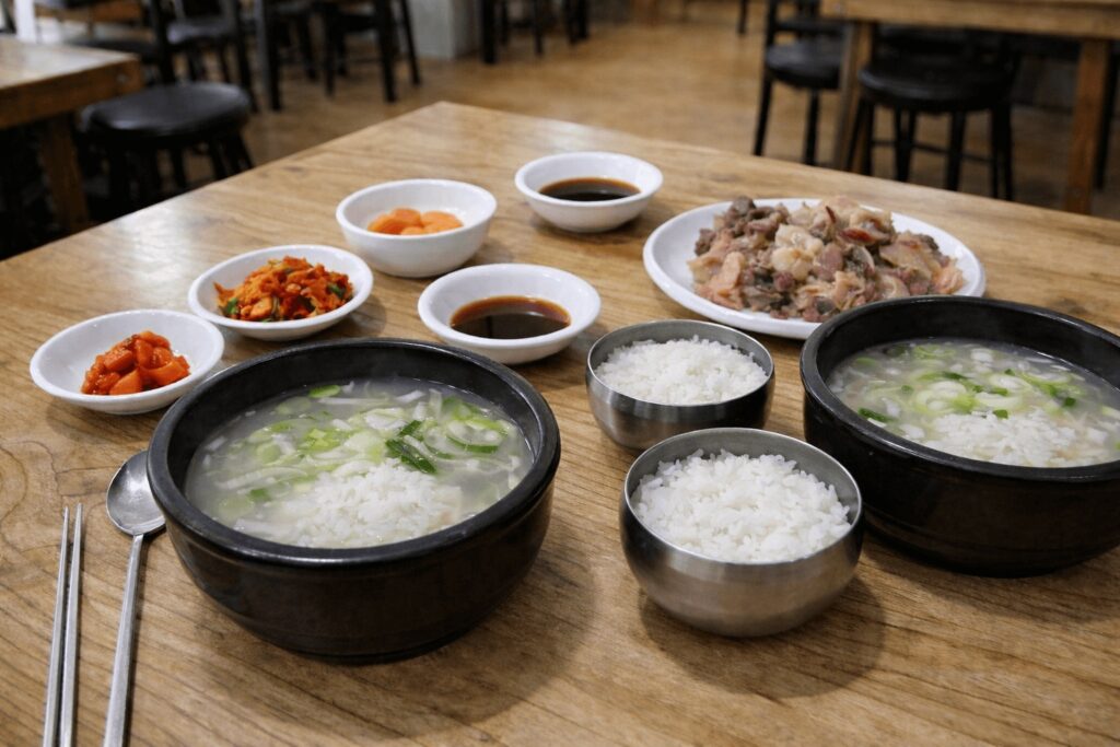 Dogani tang table set with rice and side dishes at Daeseongjip Jongno