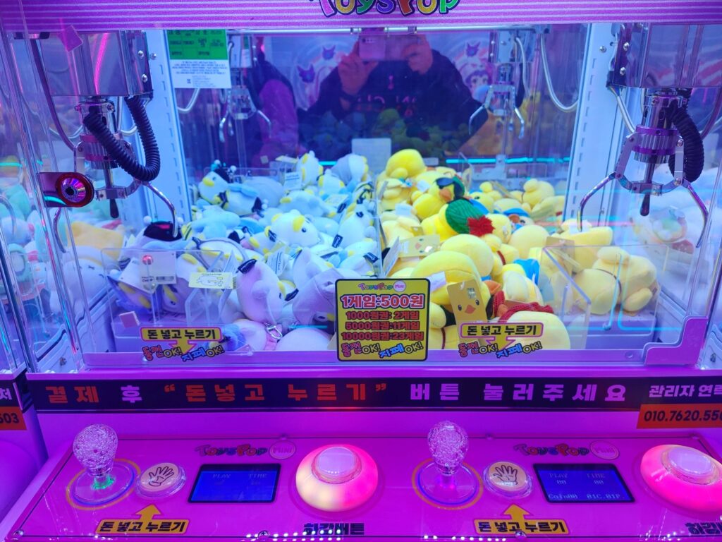 claw machine selection button next to kiosk be careful to choose correctly