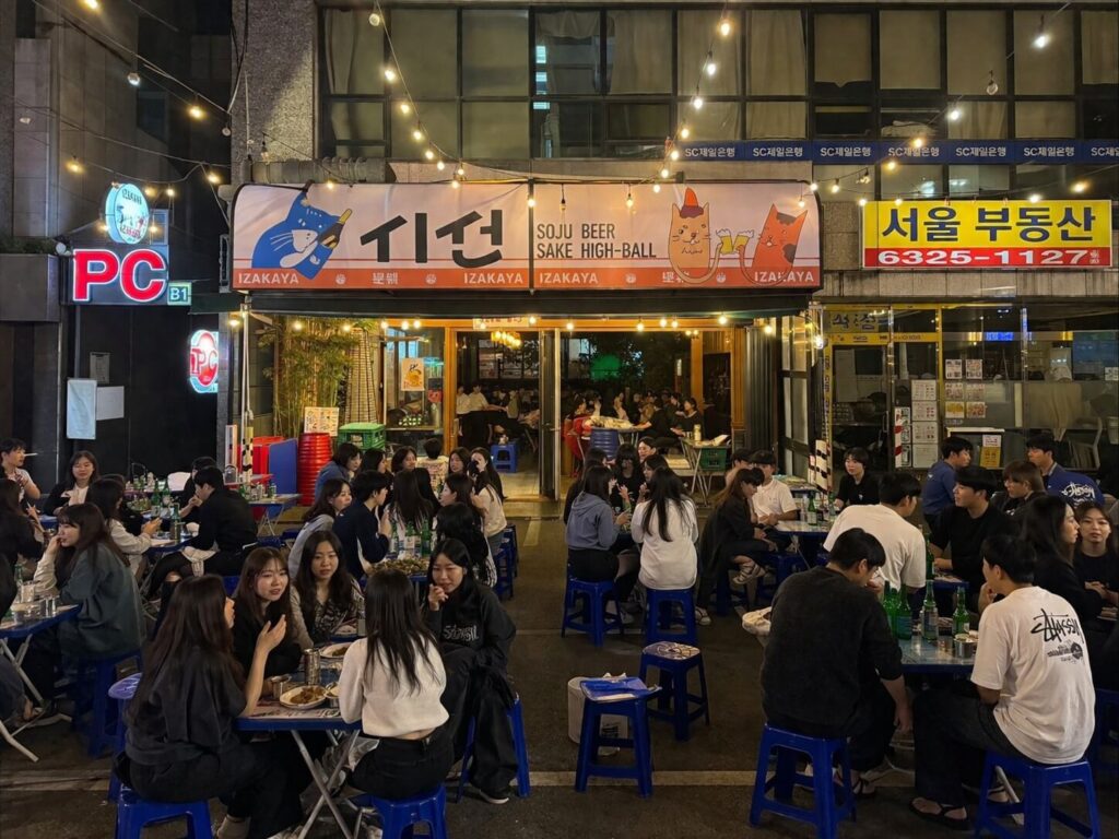 Busy outdoor drinking bar near Jongno 3-ga Pojangmacha Street and Ikseon-dong