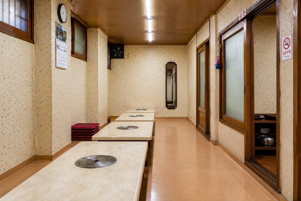 Old Korean floor seating BBQ interior at Meoksoejip pork galbi restaurant in Jongno Seoul