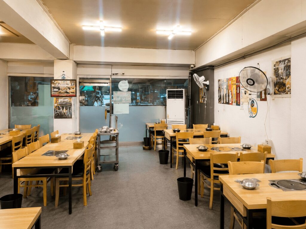 Interior seating area of Hansangcharim Bapsang restaurant near Dongdaemun.