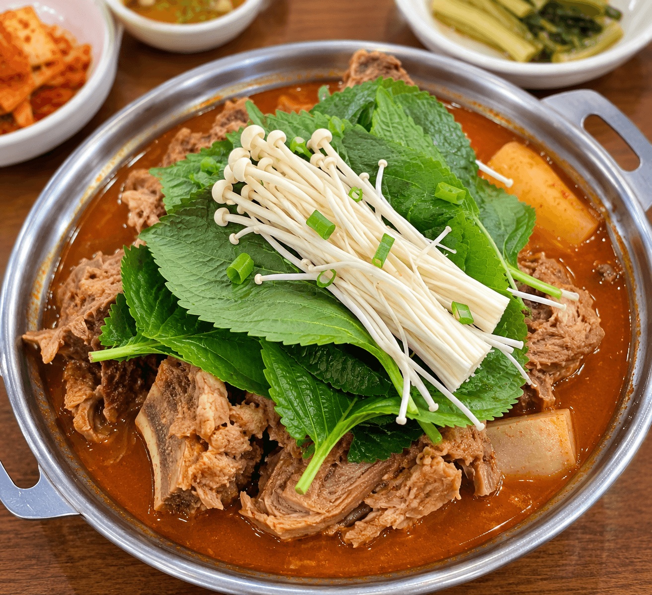 Main pot of spicy Korean gamjatang served in Seongsu restaurant