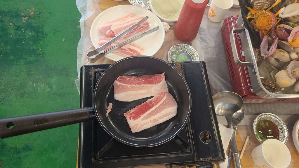Korean pork belly served with steamed shellfish