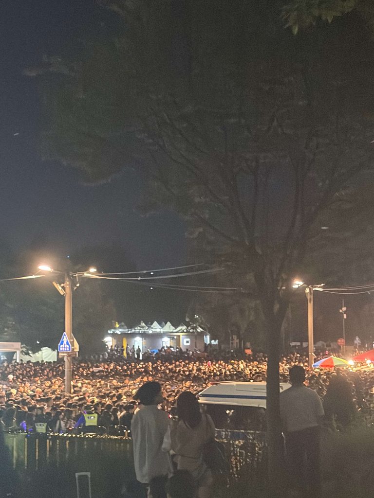 Huge crowd leaving the Seoul International Fireworks Festival